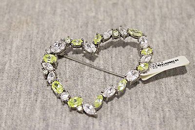 Herzbrosche Silber. 925 silver rhodium-plated; 10.4g with white and greenish glass stones; new 