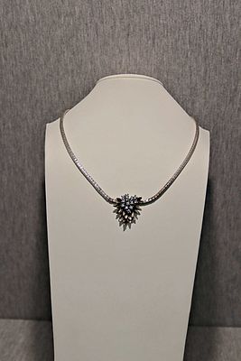 Vintage Silbercollier mit aufgesetzter Bl&uuml;te und echten Zirkonen. Silver necklace, 21.1g, 925 