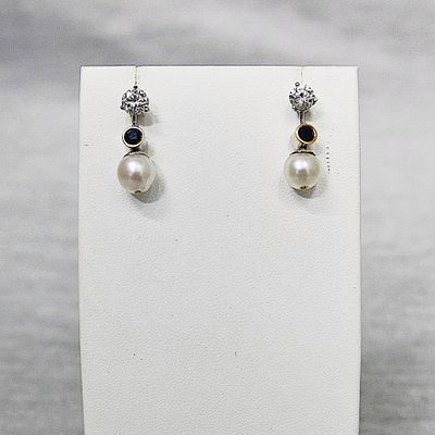 Ohrringe. 14K white gold with approx. 0.7ct diamonds, sapphires and pearls, weight 4.4g