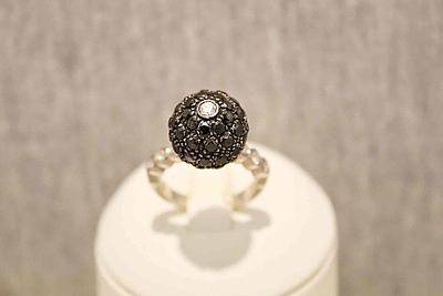 Diamantring. 14K white gold; 6.8g; approx. 2.4ct BLACK diamonds in ball shape; RG55