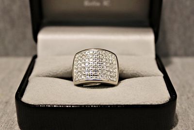 Silberring mit wei&szlig;en Strasssteinen. Solid silver ring, 925 sterling silver; 15.2g; size 56; 