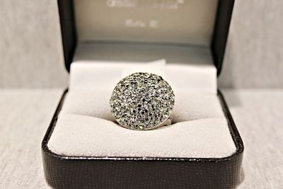 Silberring mit wei&szlig;en und schwarzen Strasssteinen. Solid silver ring, 925 sterling silver; 