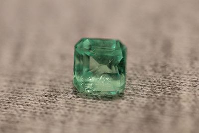 loser kolumbianischer Smaragd. Natural untreated Colombian emerald, pear cut; 12.3 mm x 9 mm x 