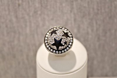 Silberring mit wei&szlig;en Strasssteinen und schwarzen Glassternen. Solid silver ring, 925 silver; 