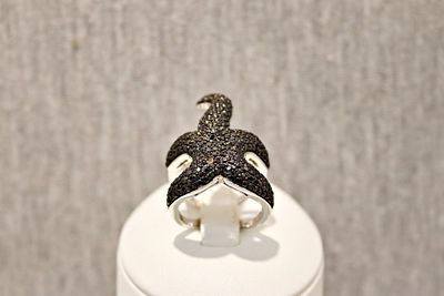 Silberring mit schwarzen Glasssteinen in Form eines Seesterns. Silver ring in the shape of a 