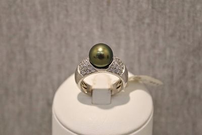 Silberring Gooix mit wei&szlig;en Glassteinen und unechter Perle. Solid silver ring, 925 sterling 