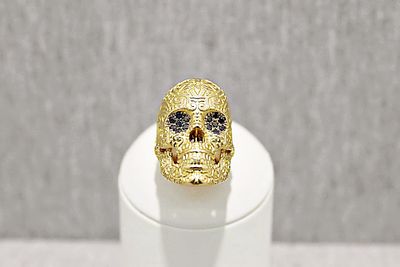 Totenkopfring. “Schwarzenegger Ring”; heavy gold ring in the shape of a skull with black 