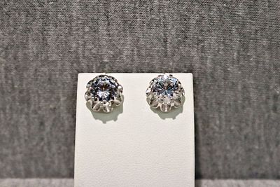 Silberohrstecker mit wei&szlig;en Steinen. 925 sterling silver stud earrings with large white stones