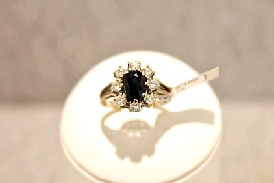 Saphirring. Ring with approx. 0.7ct diamond and 1.5ct sapphire; 14K; 4.2g white gold; RG54