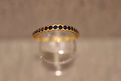 Saphirring. Half-eternity ring with sapphires, 18K yellow gold; 2.5g; triangular design, ring size 58
