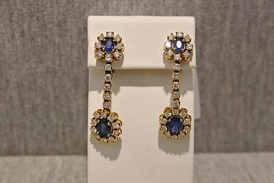 Ohrringe. Earrings with cornflower blue sapphires (approx. 2 ct total) and diamonds (approx. 1.7 