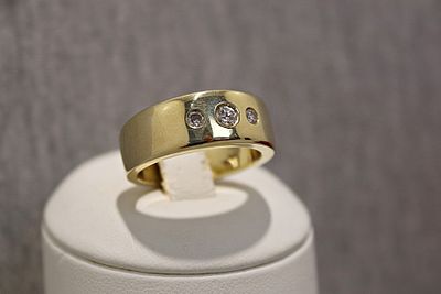 Brillantring. Heavy men's ring with three diamonds; 18.6g 14 K, ring size 62