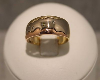 Diamond ring three-color 14 carat. Tricolor 14 karat gold with 4 small brilliant-cut diamonds 