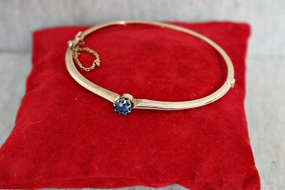 bangle with tanzanite. Antique bangle with tanzanite (approx. 0.5 ct); 14K 11.4 g; safety chain