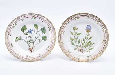 Zwei Teller der Reihe "Flora danica", Royal Copenhagen, 1960er/70er Jahre. Zwei Teller der Reihe