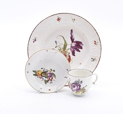 Tasse mit Untertasse und Teller, Ludwigsburg, 2. H. 18. Jh. Tasse mit Untertasse und Teller
