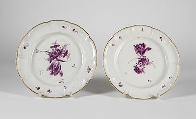 Zwei Teller mit Purpurblumen, Ludwigsburg, um 1780/85. Zwei Teller mit Purpurblumen Ludwigsburg
