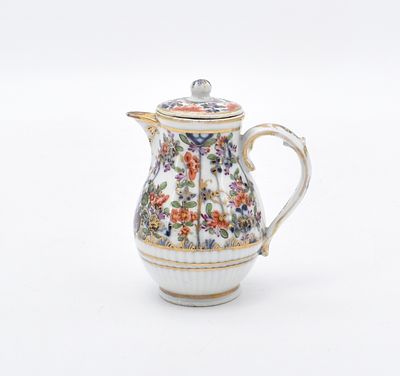Kleine Deckelkanne mit indianischen Sträuchern, Meissen, 2. H. 18. Jh. Kleine Deckelkanne mit
