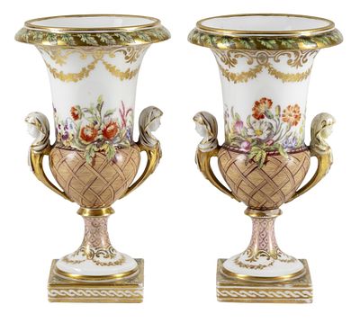 Paar kleine Prunkvasen, Um 1800. Paar kleine Prunkvasen Um 1800 Kraterform, auf quadratischer