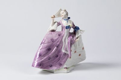 Dame mit Reifrock, Nymphenburg, 20. Jh. Dame mit Reifrock Nymphenburg, 20. Jh. Neuausformung 