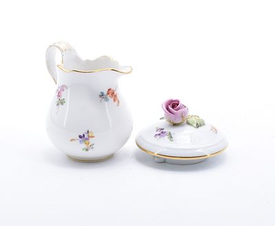 Sahnek&auml;nnchen und Deckel, Meissen, um 1900. Sahnek&auml;nnchen und Deckel Meissen, um 1900 Bauchiges 