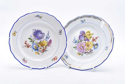 Paar Blumenteller, Meissen, um 1900. Paar Blumenteller Meissen, um 1900 Glatte Form mit gebogtem 