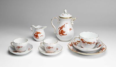Mokka-T&ecirc;te-&agrave;-t&ecirc;te und Kaffeegedeck "Roter Drache", Meissen, 20. Jh. Mokka-T&ecirc;te-&agrave;-t&ecirc;te und 