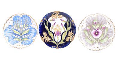 Drei Zierteller mit Jugendstildekor, Nymphenburg, um 1900. Drei Zierteller mit Jugendstildekor 