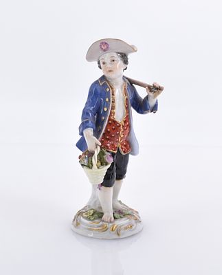 G&auml;rtnerkind mit Hacke und Korb, Meissen, um 1900. G&auml;rtnerkind mit Hacke und Korb Meissen, um 