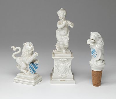 Drei Figuren mit bayerischem Wappen, Nymphenburg, 20. Jh. Drei Figuren mit bayerischem Wappen 