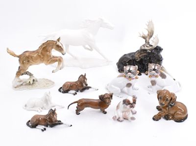 Satz von 11 Tierfiguren, 20. Jh. Satz von 11 Tierfiguren 20. Jh. F&uuml;nf Pferde, f&uuml;nf Hunde, ein 