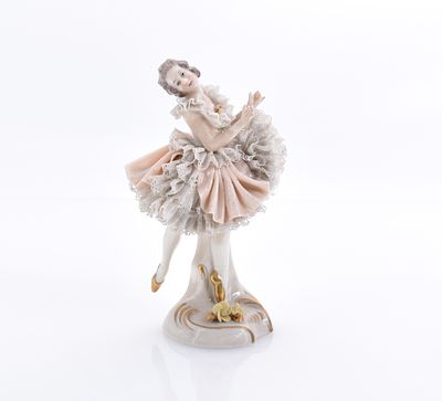 Spitzenfigur einer T&auml;nzerin, Th&uuml;ringen, 1. H. 20. Jh. Spitzenfigur einer T&auml;nzerin Th&uuml;ringen, 1. 