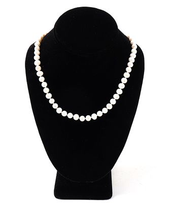 Lovely 1960's Vintage Pearl Style Necklace. Vintage pearl style necklace with a fine openwork 