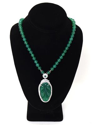 Lovely Green Carnelian Beaded Necklace & Pendant. Gorgeous deep translucent green beads with a 
