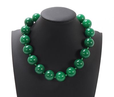 Chunky Chinese Jade Style Beaded Necklace. Lovely Chinese jade style necklace with chunky dark 