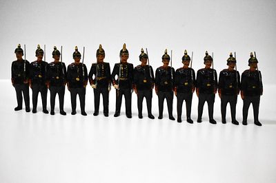 12 Pfeiffer Composition Prussian Soldiers. 10 soldiers with rifles and 2 officers with swords. 
