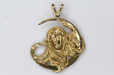 14K Gold Pendant 9.17g. Pendant in the form of a ladies head and flowing hair. Pendant measures 