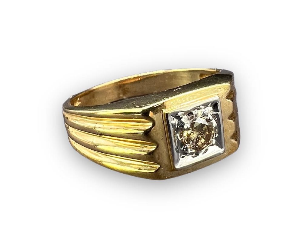 Men's 10K Gold & Diamond Ring. Diamond Diameter: 3.7mm. Weight: 4.31g 
Ring Size: 10