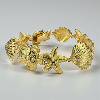 14K Yellow Gold Sea Life Motif Bracelet. Motif includes Turtles, Shells, and Starfish 
Length: 8 