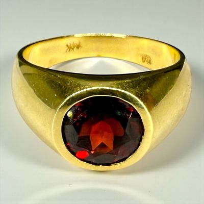 14K Yellow Gold Garnet Ring. Stone measures approximately 9mm round 
Size: 10 
Weight: 9g 