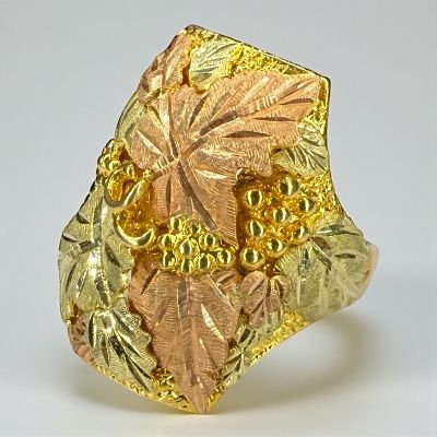 10K Men's Tri Color Black Hills Gold Ring. Size: 12 3/4 
Weight: 17.4g 
Condition: Very Good 