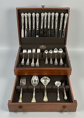 (65pc) Gorham “Chantilly?? Sterling Silver Flatware Set. Set includes: 
(12) Dinner Knives 9 