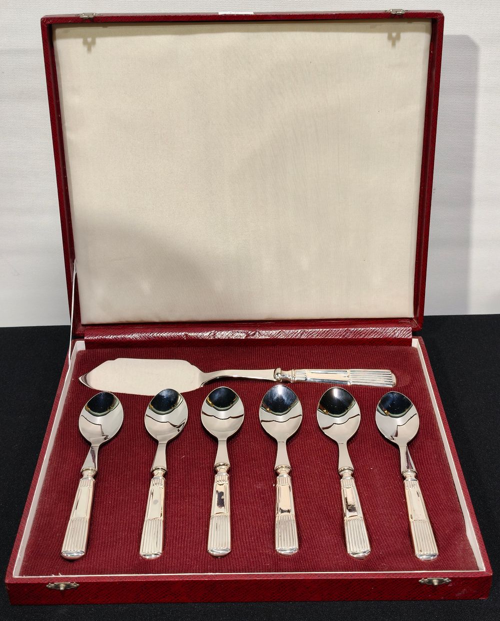 S&eacute;culo Passado Leil&otilde;es & Antiguidades | Auction 132 | Leil&atilde;o autom&aacute;tico de pratas diversas em estojo (artigos novos)