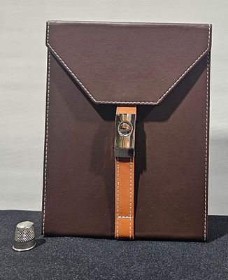 Caixa para tabaco formato bolsa com humidificador