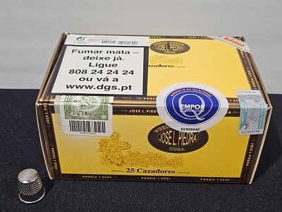 Caixa com 25 charutos ou cazadores José L. Piedra