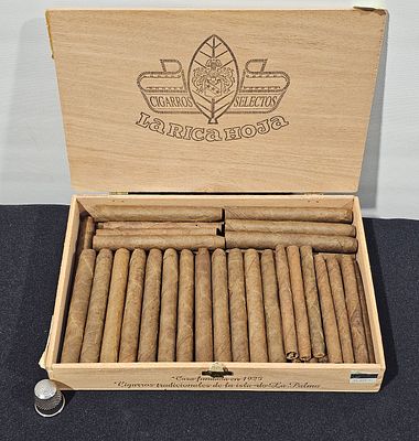 Caixa com cigarrilhas la rica hoja