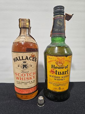 2 garrafas de whisky house of stuart e wallaces