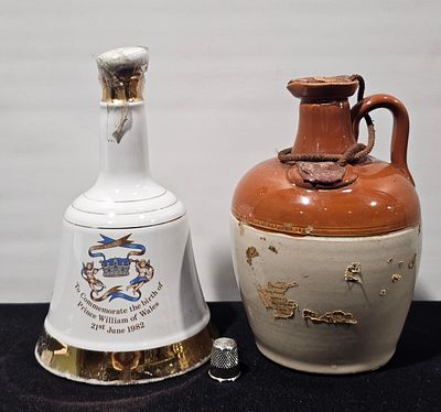 2 garrafas de whisky decanter, com rolha partida