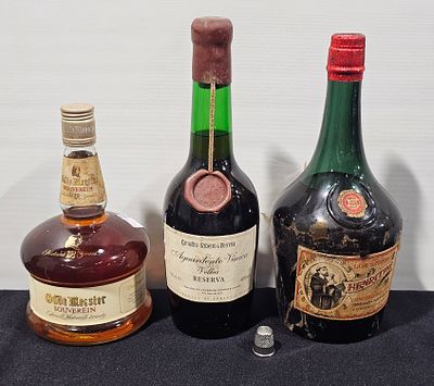 1 garrafa de aguardente, 1 de brandy e 1 de licor