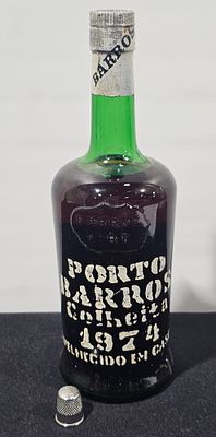 Garrafa de vinho do porto 1974
